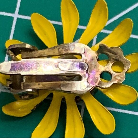 2 pair lot floral clip earrings White daisy -yellow black eye Susan earrings - Picture 10 of 15